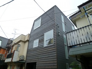 杉板張りの三軒茶屋の狭小住宅