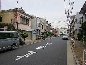 前面道路が西で11mもございます