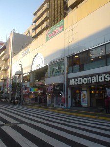 綾瀬駅北口方面、マクドナルドなど