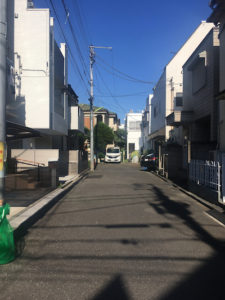 敷地前の道路は、住んでいる方しか通らないようなのどかな雰囲気。