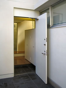 MJD House/アプローチから玄関を見る