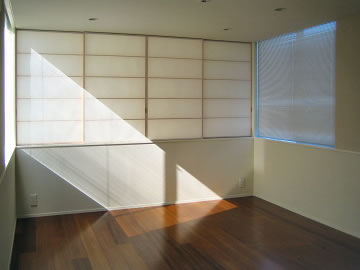 MJD House/3階、障子を見る